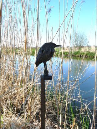 Le Penseur-de denker is een bronzen beeld van een woudaapje | bronzen beelden en tuinbeelden, figurative bronze sculptures van Jeanette Jansen |